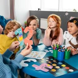 criancas-sentados-juntos-a-mesa-de-atividades-com-professora